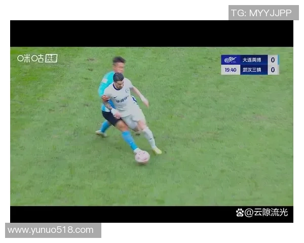 足球明星亲自赠送球迷定制裤子让球迷感受独特魅力与温暖